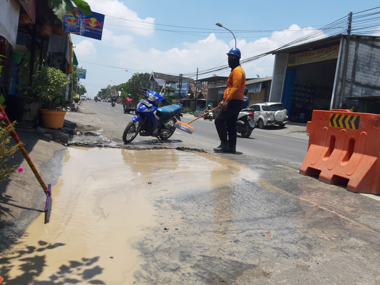 Luberan air yang berwarna coklat di jalan Raya Roomo No 248, Manyar, Gresik, Jumat (19/3/2021) kemarin.