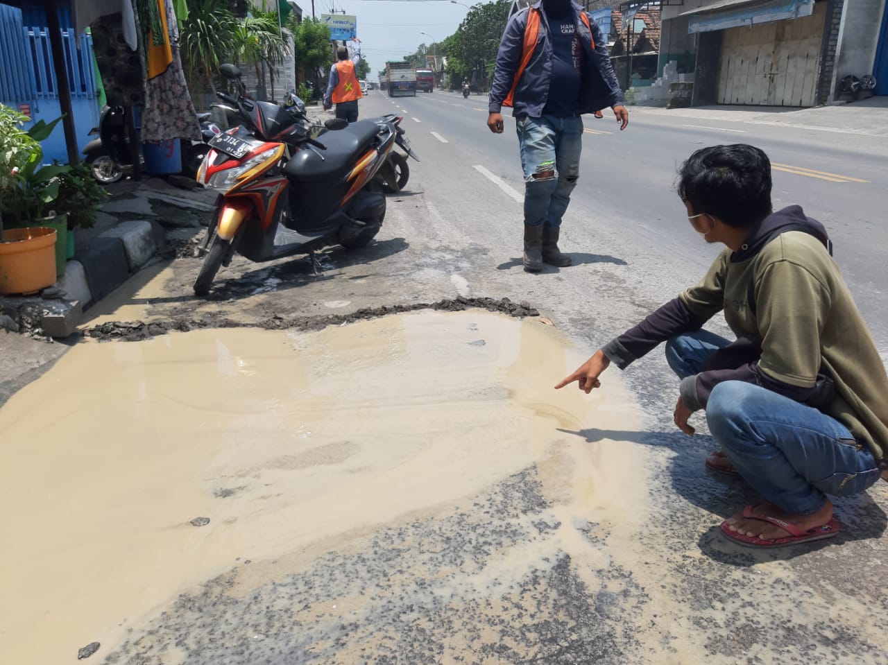 Sumber air berwarna coklat bercampur minyak yang meluber di Jalan Raya Roomo No 248 Desa Roomo RT 4 RW 2 Kecamatan Manyar Kabupaten Gresik, Jumat (19/3/2021).