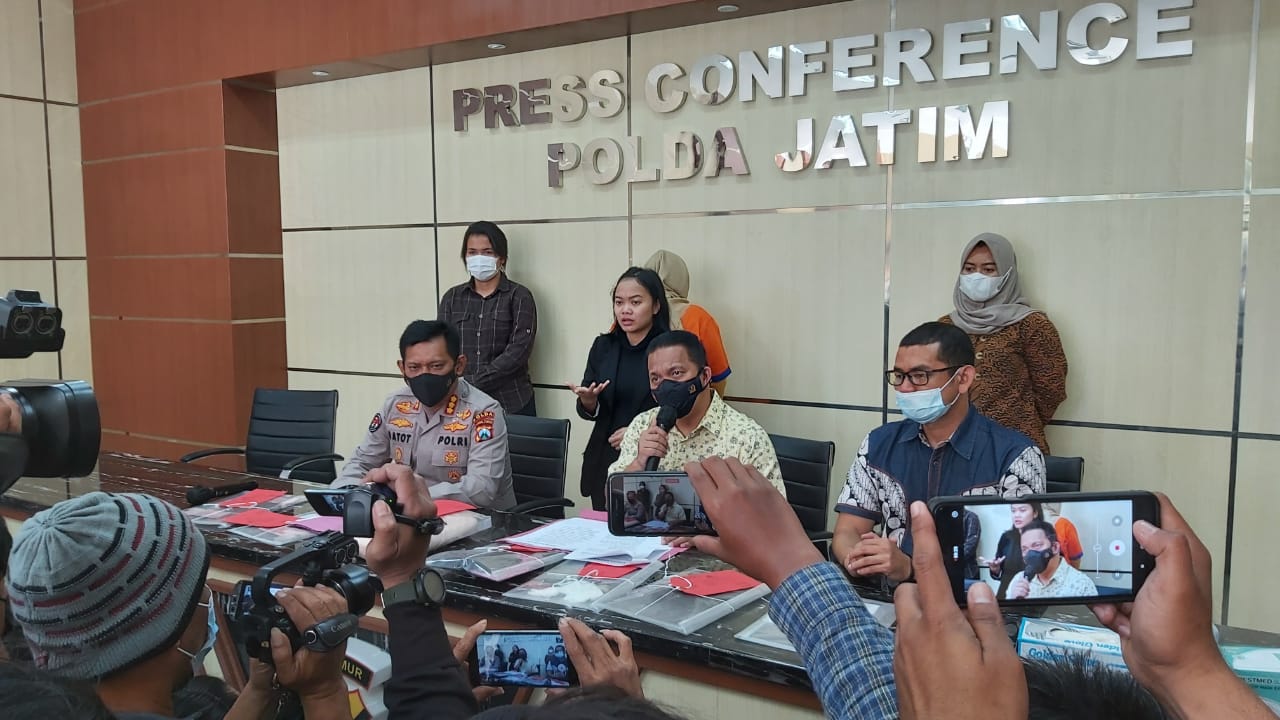 AKBP Nasrun Pasaribu (tengah) memberikan keterangan pers pengungkapan kasus prostitusi di tempat hiburan karaoke Blitar di Mapolda Jatim, Jumat (19/3/2021).
