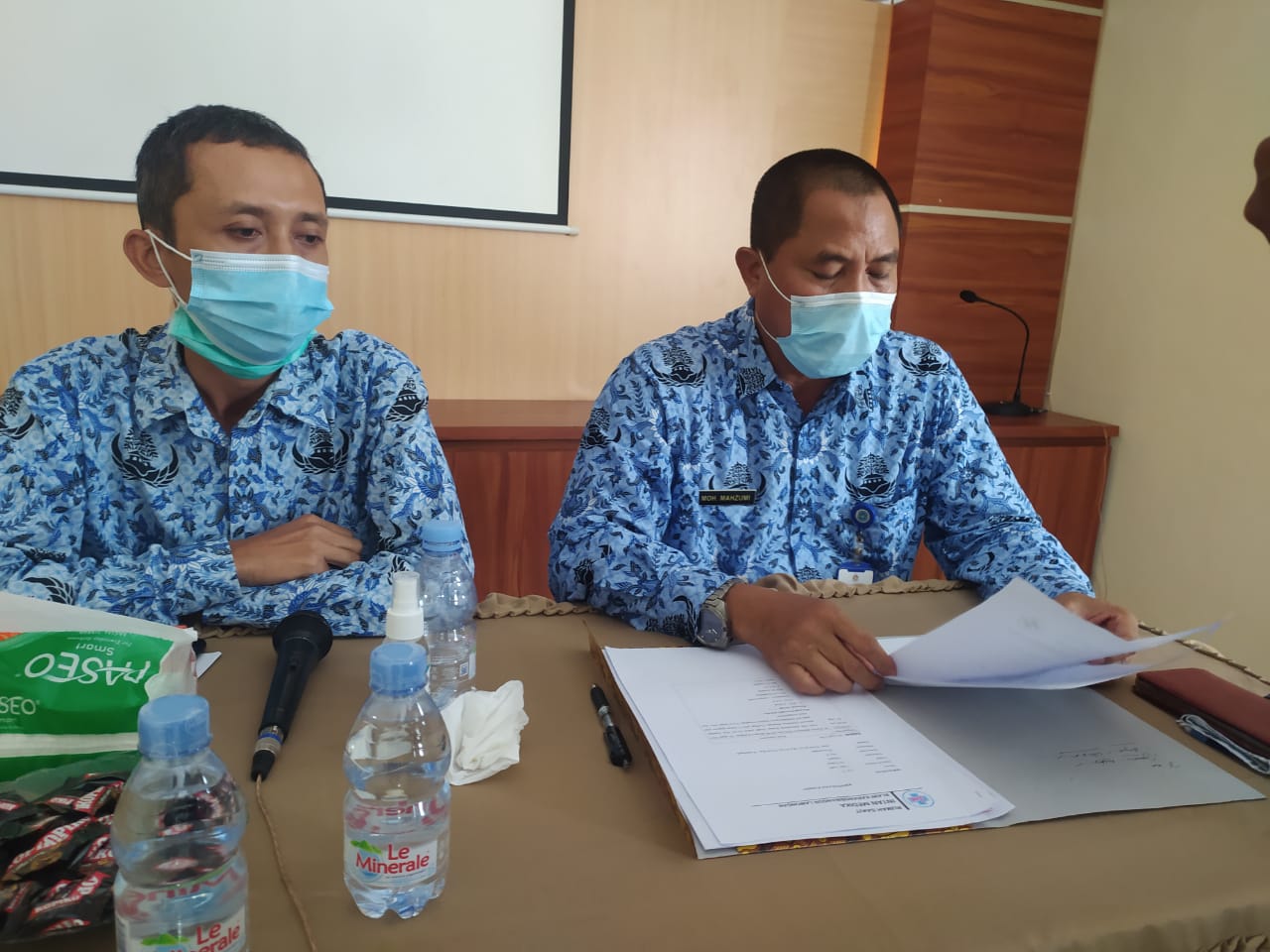 Kepala Puskesmas Kalitengah, dr. Mahzumi (menunduk) dan pegawainya.