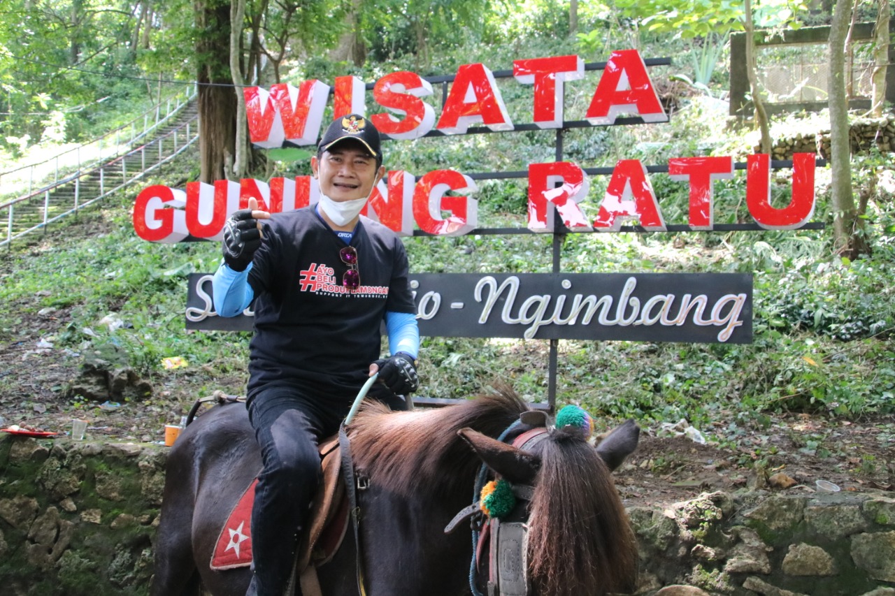 Pak Yes saat menjajal wahana berkuda di kawasan Wisata Gunung Ratu Ngimbang