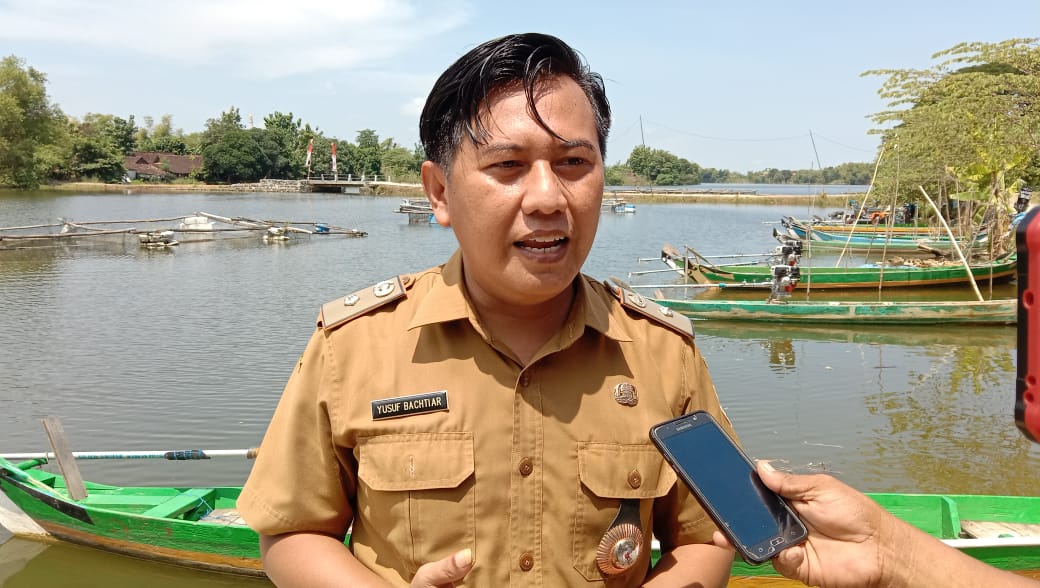 Yusuf Bachtiar, Kepala Desa Tejoasri, di bantaran Bengawan Mati.