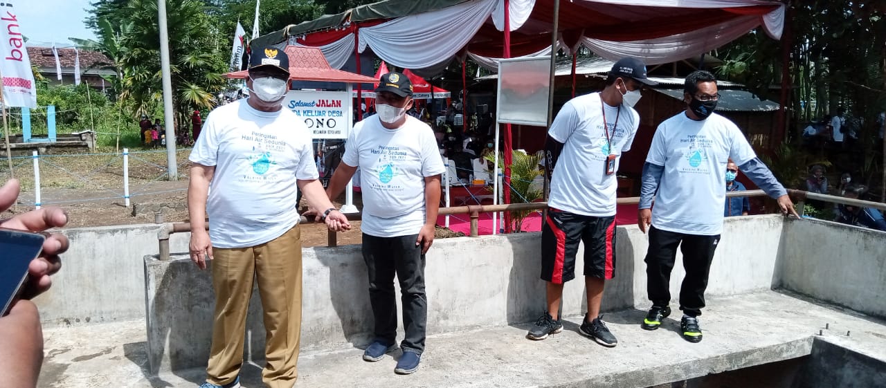 Bupati Maryoto Birowo di dam Cluwok di Desa Bono Kecamatan Boyolangu, Kabupaten Tulungagung.