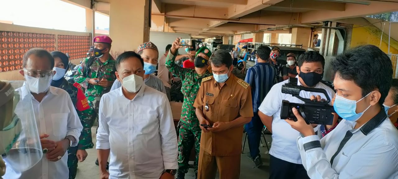 Wakil Ketua Komisi B DPRD Kota Surabaya, Anas Karno melakukan tinjauan proses vaksinasi.