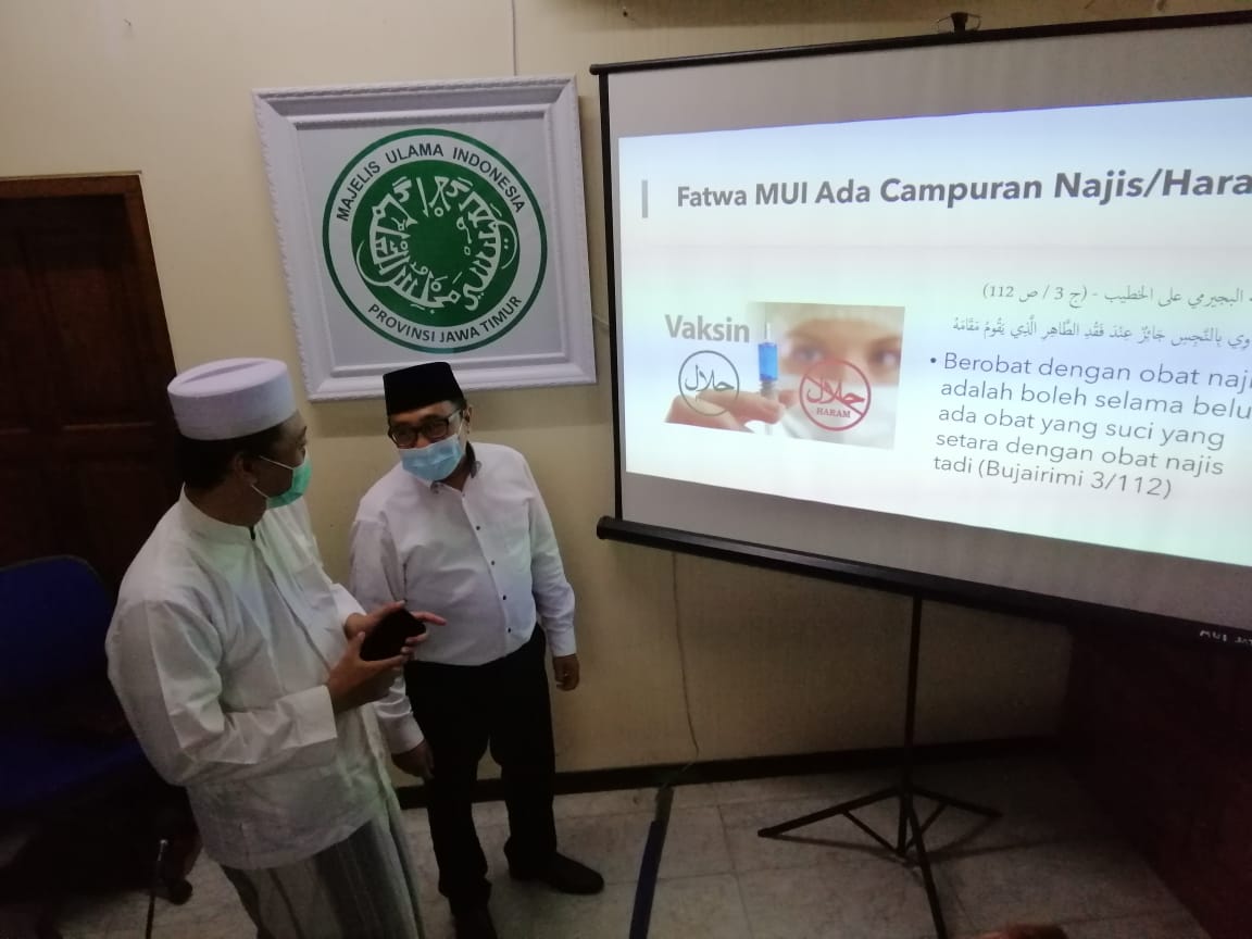 MUI Jatim memberikan keterangan pers terkait virus Covid-19 AstraZeneca, Senin (22/3/2021). 