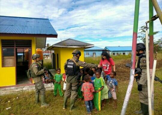Suasana kebersamaan personel Sat Brimob Polda Kalsel BKO Papua bersama anak Papua.