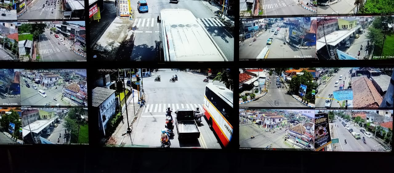 CCTV yang memonitor pergerakan arus lalulintas. Bagi yang melanggar lalu lintas, pengendara akan langsung ditilang.