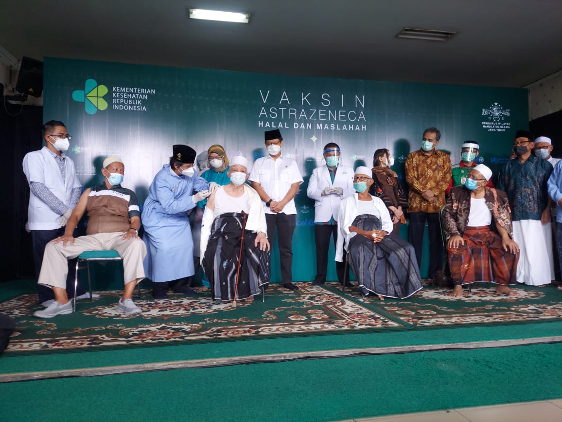 Menteri Kesehatan, Budi Gunadi Sadikin saat meninjau vaksinasi Covid-19 bagi Pengurus Masjid, di Masjid Al Akbar Surabaya, Selasa (23/3/2021). (Istimewa)