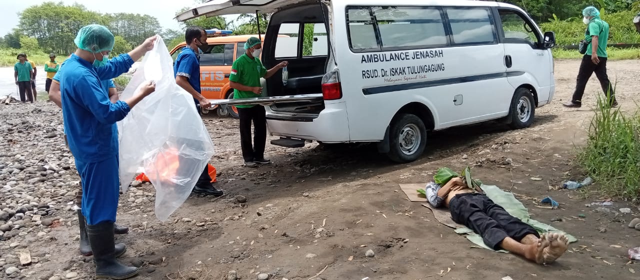 Petugas mengevakuasi penmuan mayat di Kali Brantas, Desa/Kecamatan Ngantru.