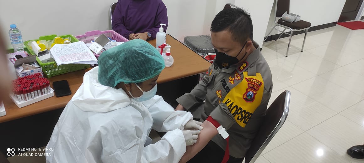 Kapolres Gresik, AKBP Arief Fitrianto sedang menjalani pemeriksaan kesehatan berkala di Mapolres Gresik, Rabu (24/3/2021). 