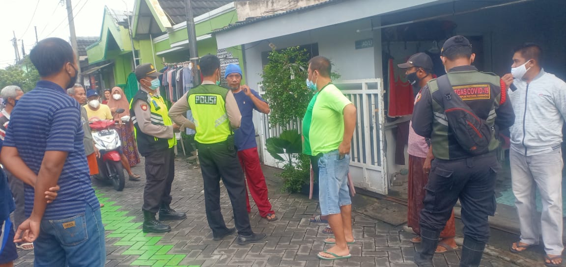 Warga Griya Kebraon Surabaya saat digegerkan adanya seseorang yang gantung diri di kamar