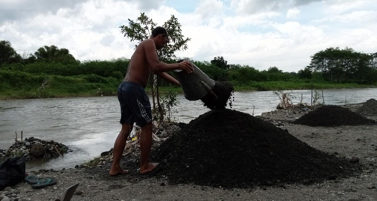Penambang pasir tradisional di Tulungagung