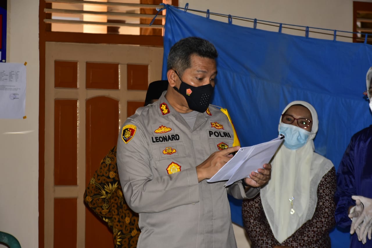 Kapolres Blitar, AKBP Leonard M Sinambela mengecek posko PPKM Mikro di Desa Kesamben dan Balai Desa Pojok Garum, Kamis (25/3). Foto: Istimewa