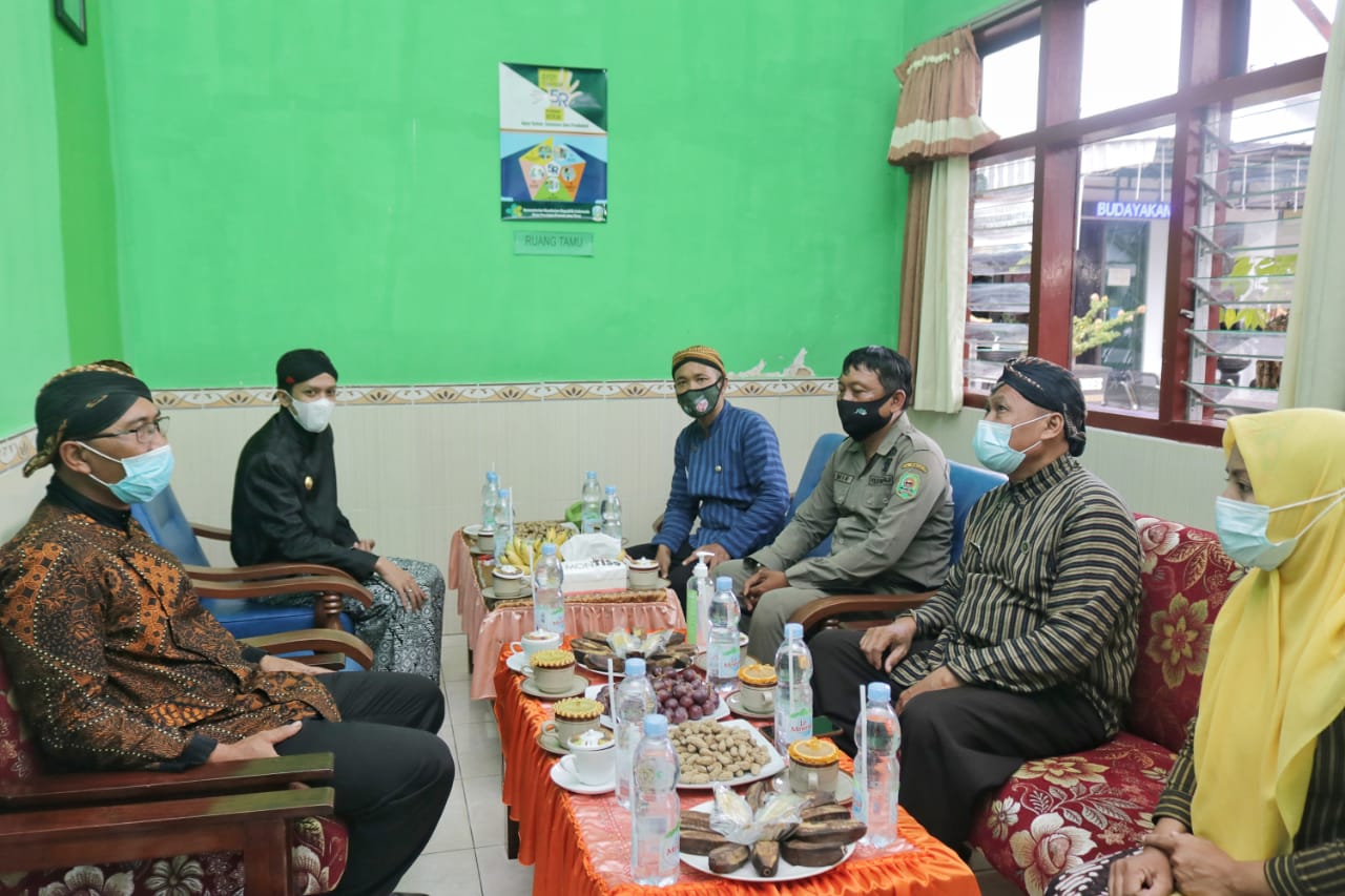 Warga Kecamatan Munjungan, Kabupaten Trenggalek saat waduk ke Wabup Syah M. Natanegara.