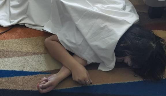 Penampakan jenazah seorang wanita yang hilang nyawa di kamar sebuah hotel di Surabaya.
