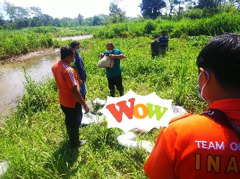 Sejumlah petugas saat mengevakuasi jenazah yang ditemukan warga di Sungai Brantas, Dusun Kebonagung RT. 4/RW. 5, Desa Buntaran Kecamatan Rejotangan, Kabupaten Tulungagung, Jum’at (26/3/21).