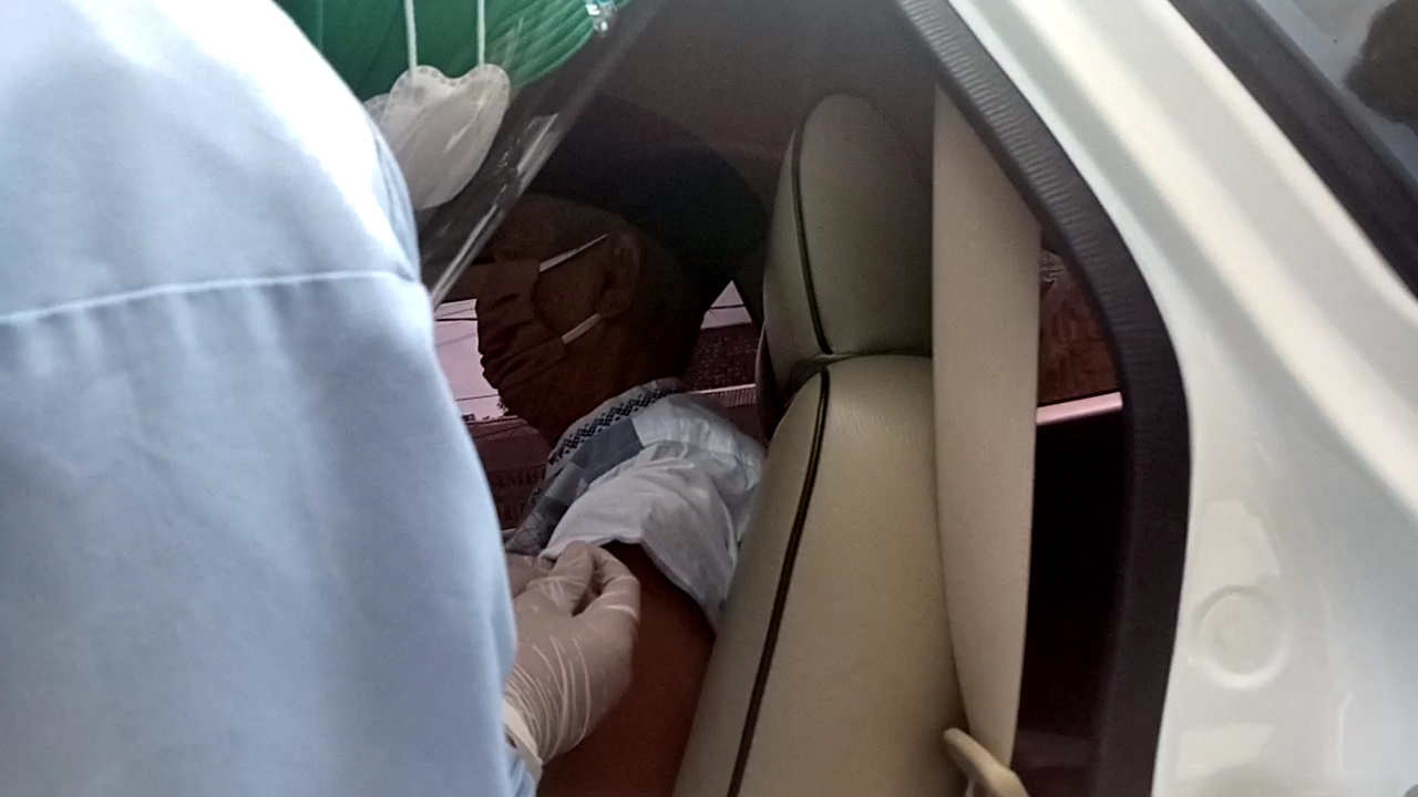 Petugas medis Tulungagung saat memvaksinasi salah seorang lansia melalui layanan drive thru.