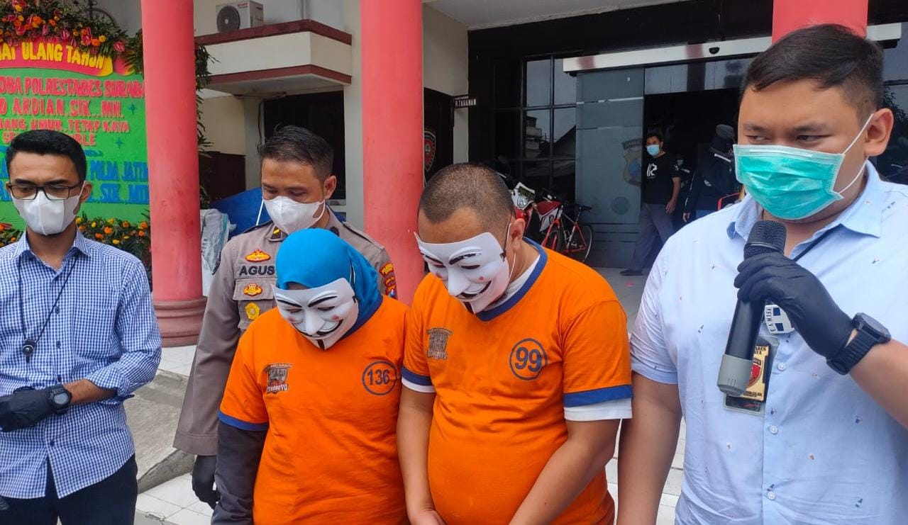 Dua pelaku diapit anggota dan Kanit Resmob.