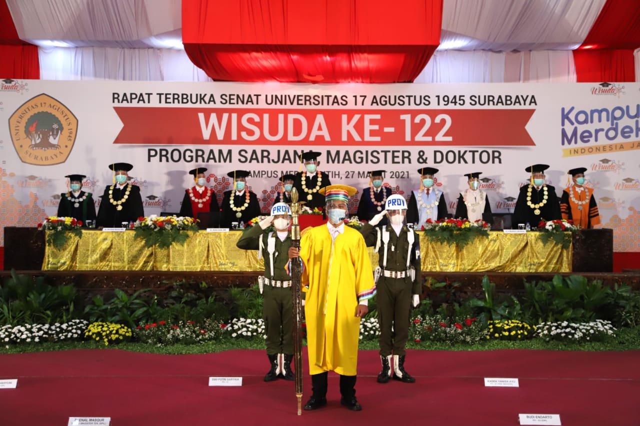 Prosesi pengukuhan para perwakilan wisudawan Universitas 17 Agustus 1945 Surabaya.