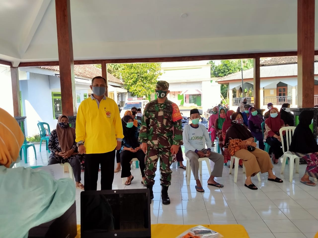 Sejumlah warga Desa Latsari, Kecamatan Mojowarno, Jombang tampak mengantre untuk divaksinasi, Sabtu (27/3/2021).