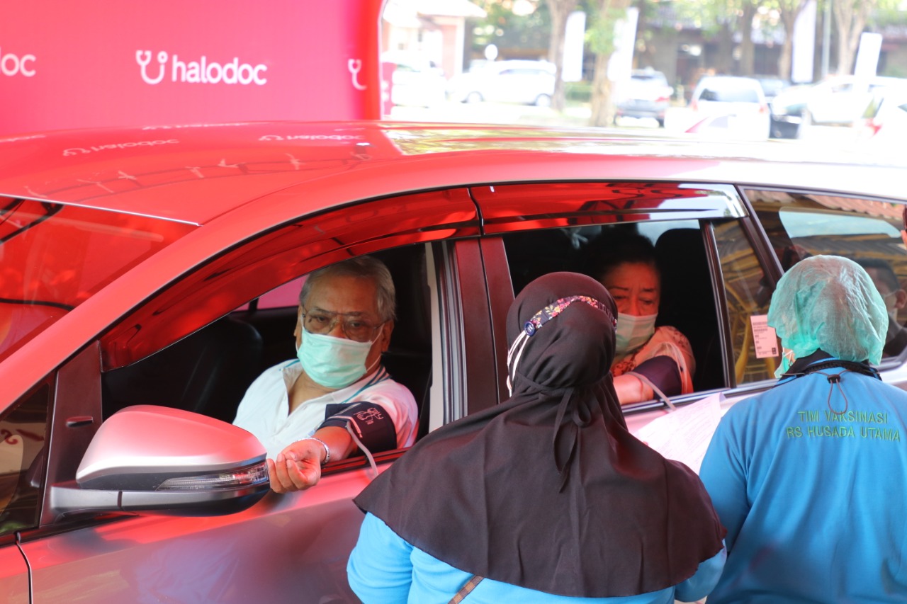Pelaksanaan vaksinasi dengan metode drive thru 