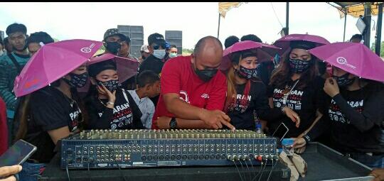 8 cewek berpayung mengganggu konsentrasi peserta lomba sound system (soundman) saat sedang menyetting alat mixer