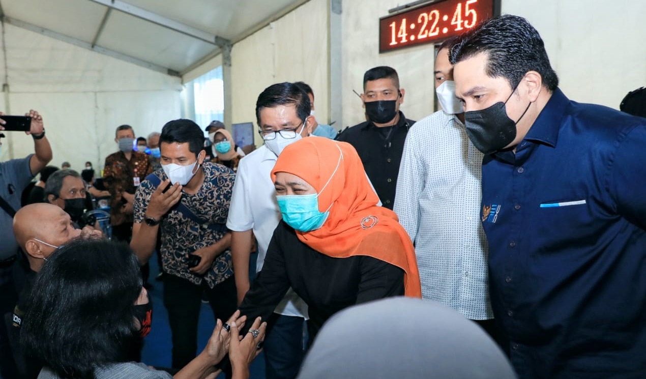 Menteri BUMN Erick Thohir, bersama Gubernur Jawa Timur, Khofifah Indar Parawansa dan Wali Kota Surabaya,Eri Cahyadi saat meninjau vaksinasi 