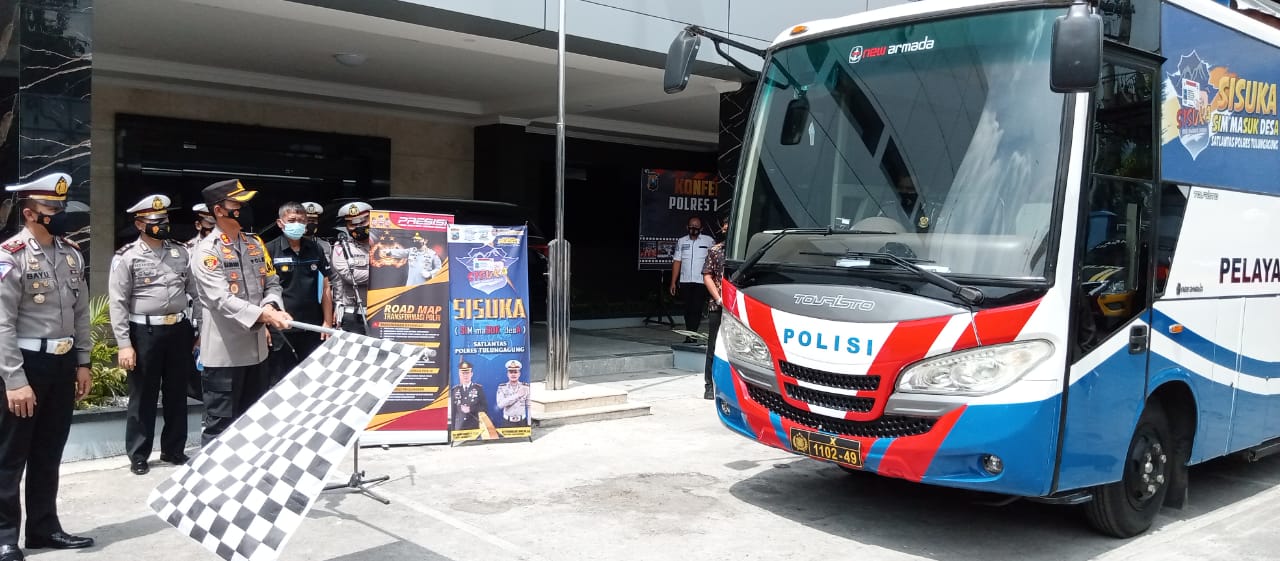 Suasana peluncuran Sisuka atau SIM Masuk Desa di halaman Mapolres Tulungagung, Senin (29/3/21).