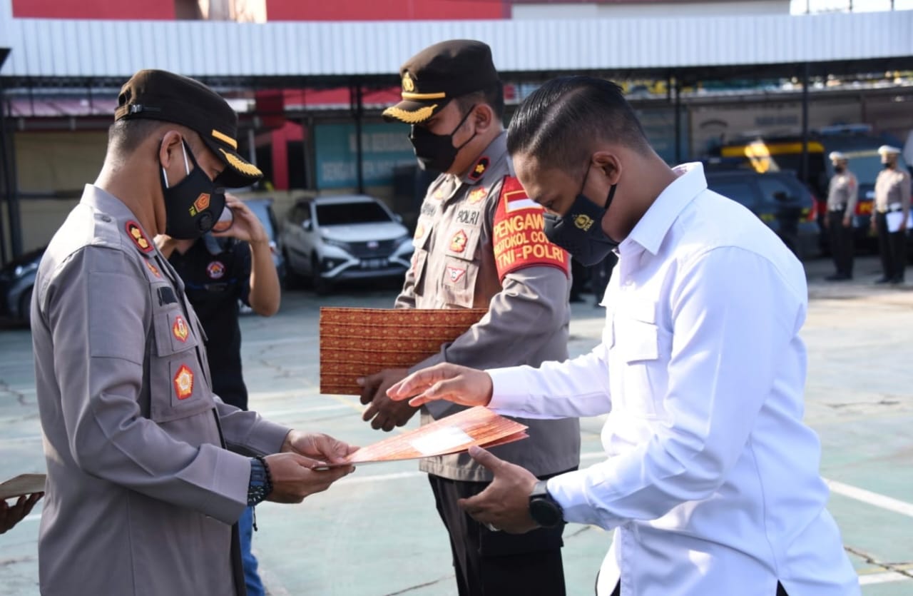 Kasat Reskrim Polresta Banjarmasin Kompol Alfian Tri Permadi saat menerima penghargaan dari Kapolresta Banjarmasin Kombes Pol Rachmad Hendrawan.
