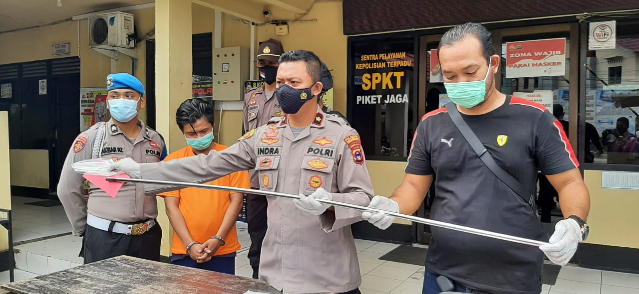 Kapolsek Banjarmasin Utara Kompol Indra Agung Permana Putra menunjukkan sebilah tombak yang digunakan oleh Heriyani alis Ucup (21) untuk menghabisi nyawa Mahdoni Maulana.