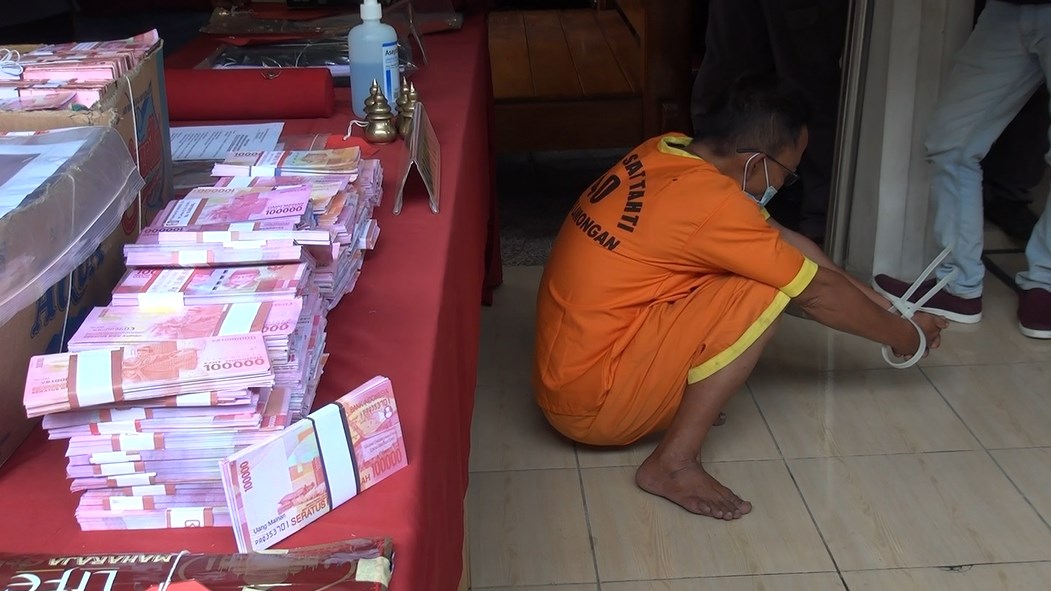 Tersangka penipuan dengan modus dukun yang bisa gandakan uang saat diamankan ke Mapolres Lamongan. (Foto : Yusuf/Bacasaja.id)
