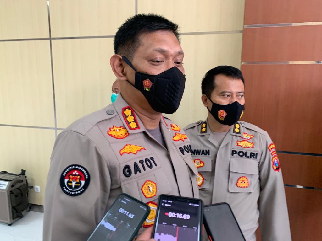 Kabid Humas Polda Jatim Kombes Gatot Repli Handoko saat memberikan keterangan pers menganai penangkapan terduga teroris di wilayah Jawa Timur, Rabu (31/3/2021). (Foto: Arry S/Bacasaja.id) 