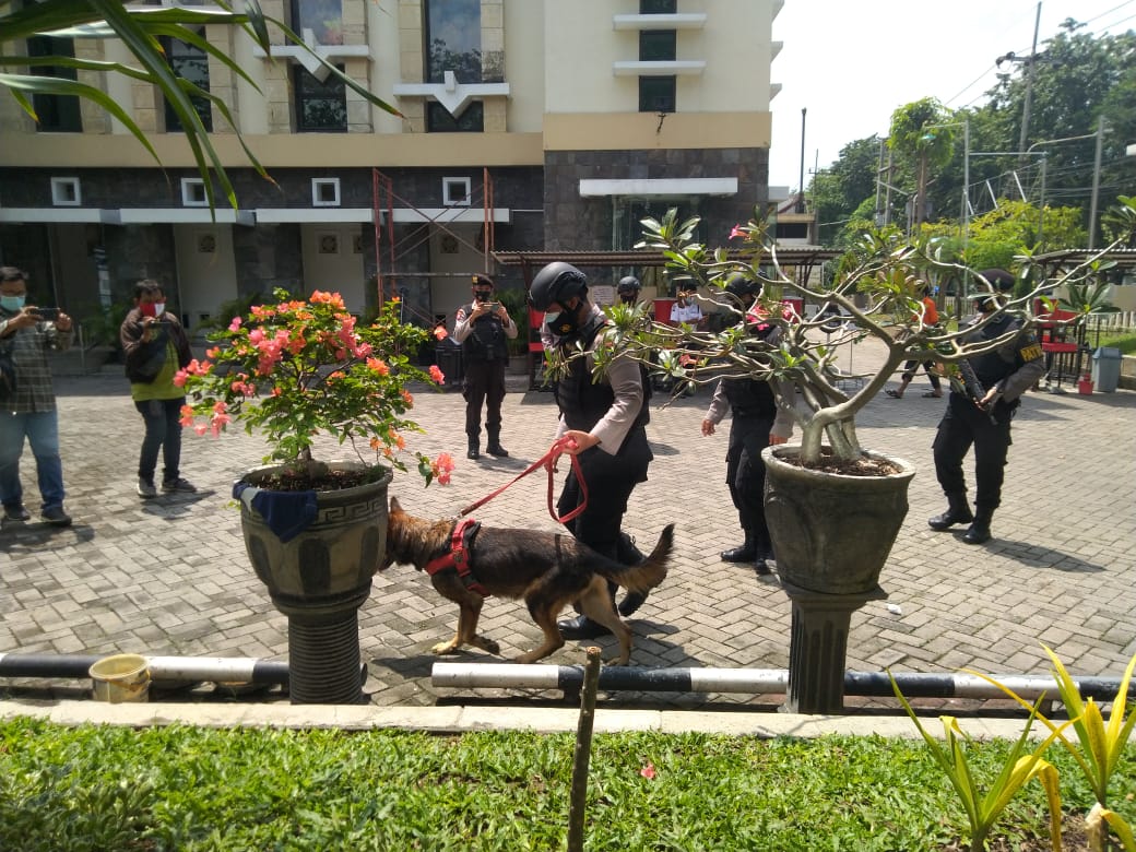 Personel Brimob saat melakukan sterilisasi di Gereja Santa Maria Tak Bercela, Rabu (31/3/2021).