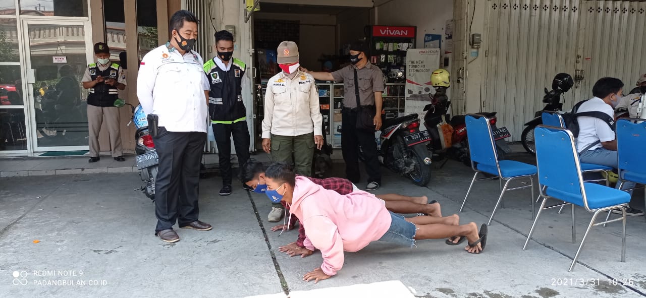 Warga yang kedapatan melanggar prokes dihukum push up saat razia di Jombang