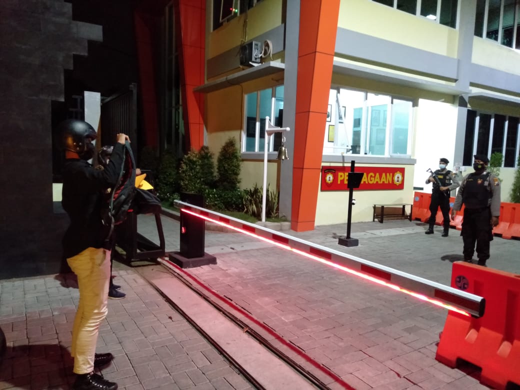 Situasi penjagaan ketat di Mapolres Gresik, Rabu (31/3/2021) malam.