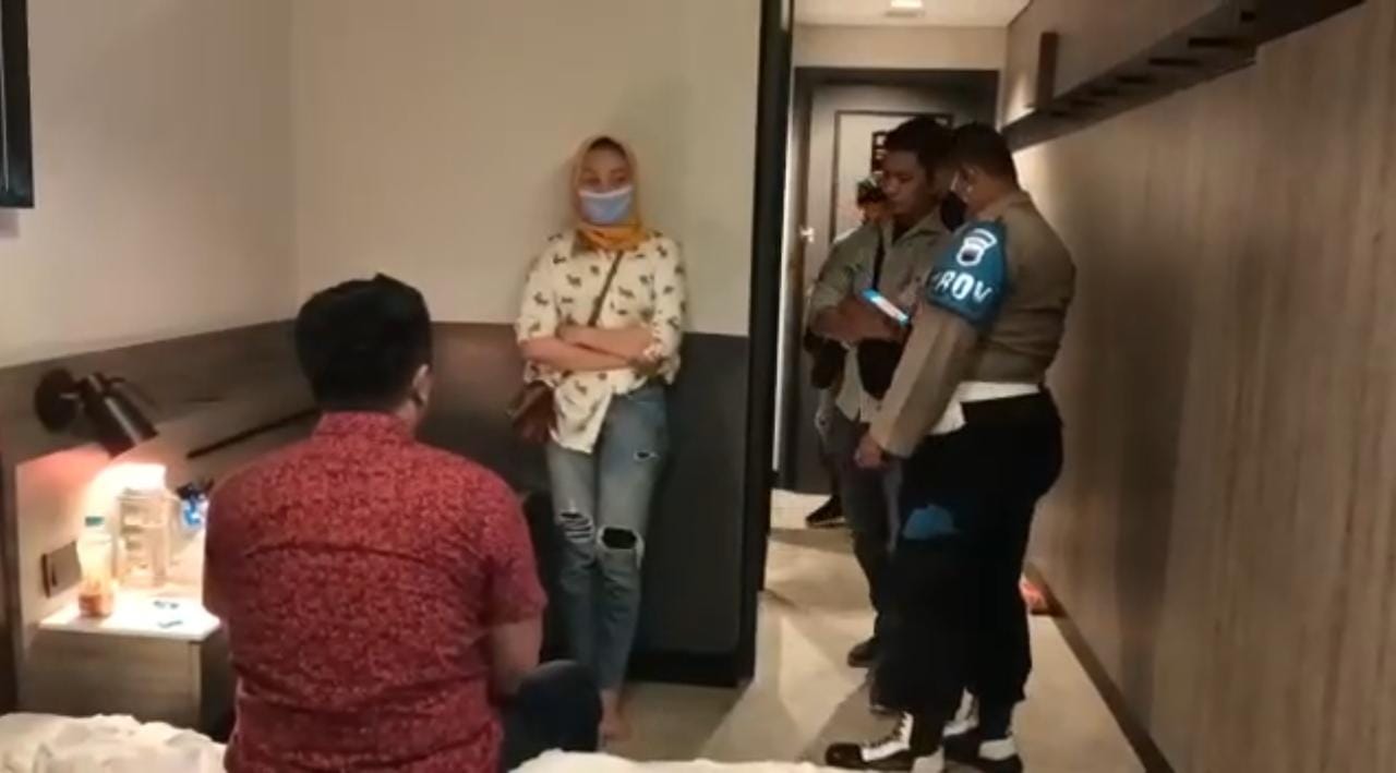 Tangkapan layar video polisi gerebek polisi yang diduga selingkuh di kamar hotel Semarang.
