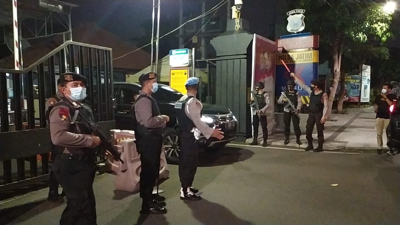 Pintu masuk Polda Jatim diperketat penjagaannya pasca-Mabes Polri diserang orang tak dikenal.