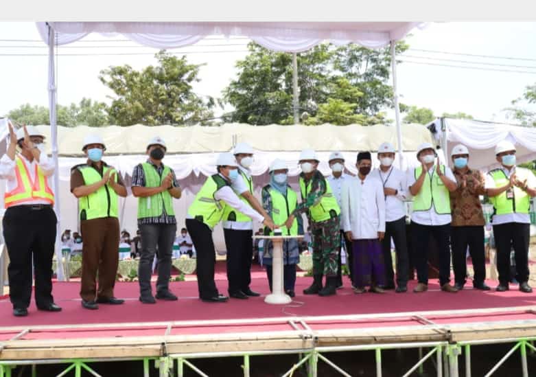 Bupati Jombang Mundjidah Wahab meresmikan awal pembangunan gedung Bank Jombang