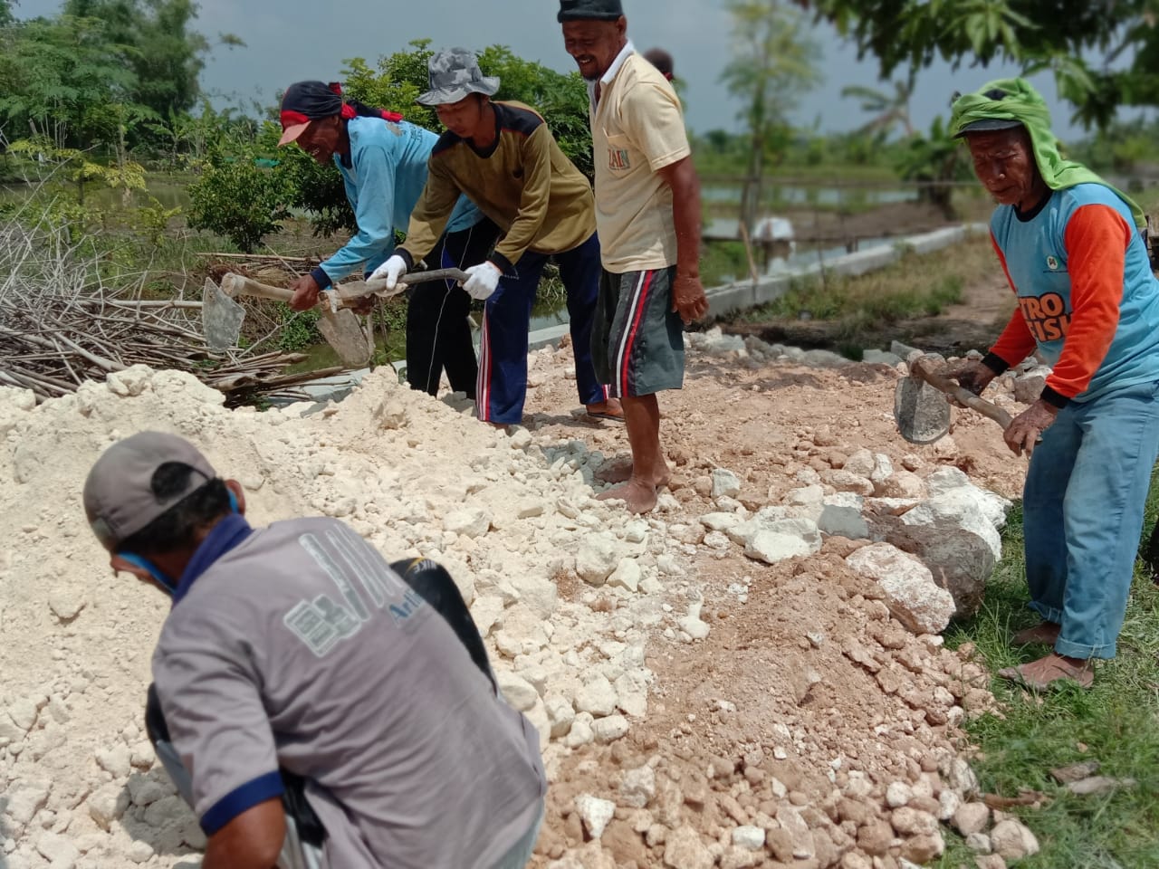 Masyarakat terlibat dalam pekerjaan peningkatan jalan pertanian di Desa Sukorejo, Kecamatan Turi, Lamongan (Foto : Yusuf/Bacasaja.id)