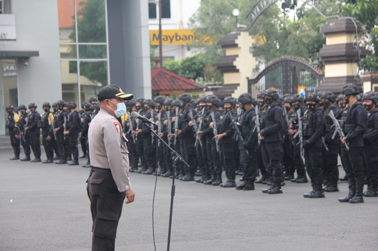 Apel persiapan pengamanan peringatan hari Paskah tahun 2021 di Halaman Utama Polrestabes Surabaya, Kamis (01/04/2021). 