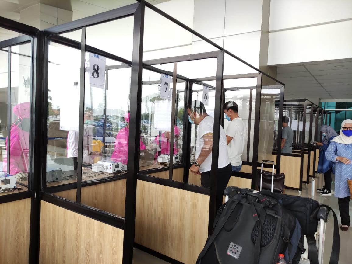 Layanan GeNose C-19 di Bandara Internasional Juanda. ( Foto: Humas Angkasa Pura for Bacasaja.id)