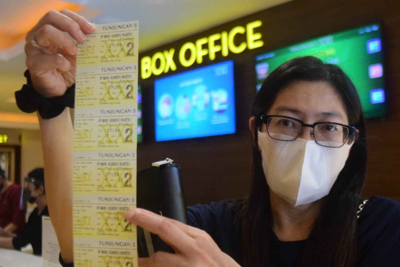 Salah satu pengunjung, Ratnawati saat menunjukkan tiket nonton bioskop