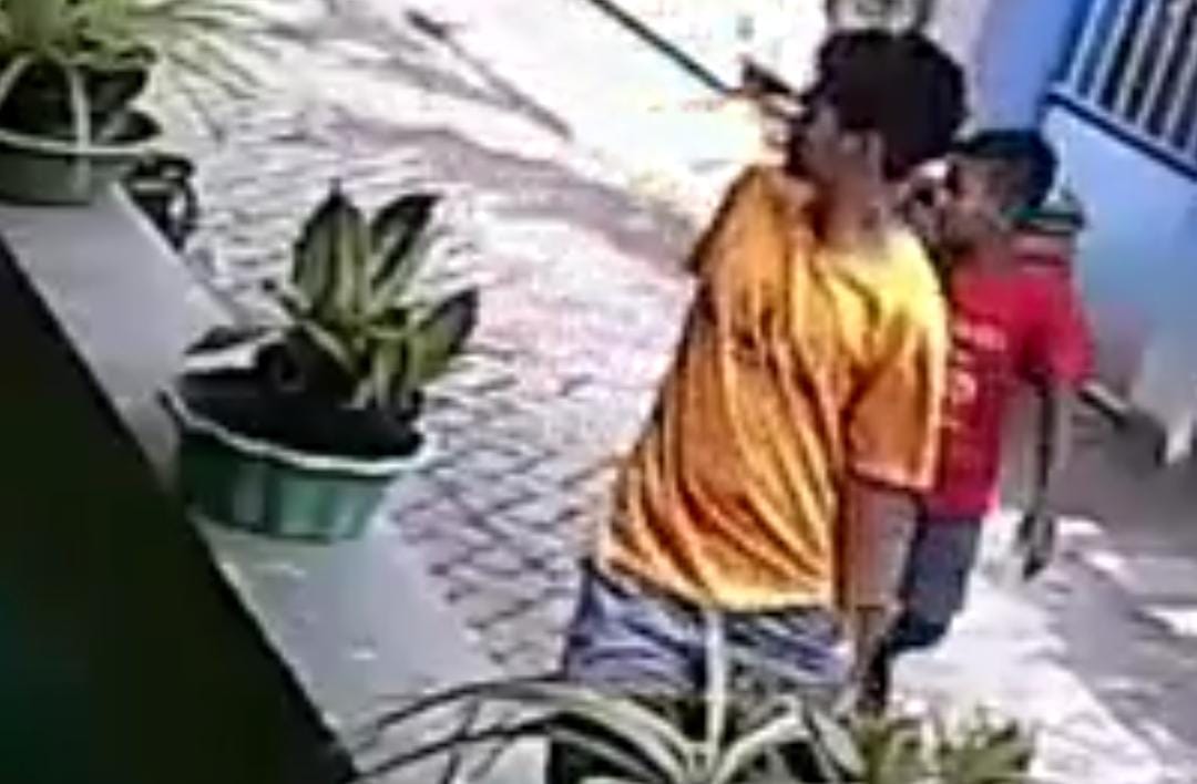 Tangkapan layar video pria mengajak anak kecil mencuri motor yang beredar di Facebook diunggah akun Joko Suwarno