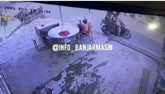 Tangkapan layar peristiwa perampasan ponsel milik anak kecil oleh dua pemuda di Kabupaten Banjar, Kalsel.