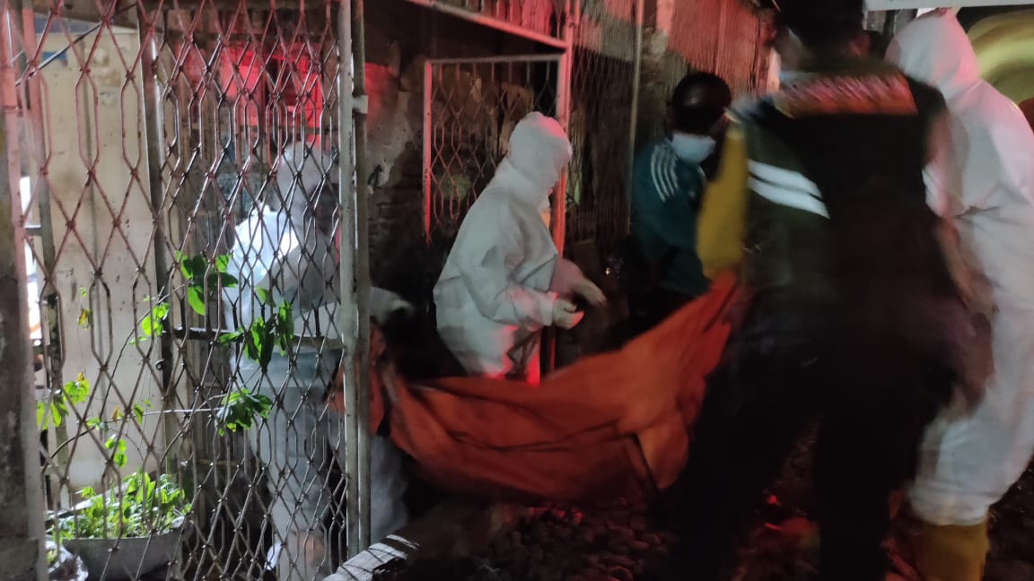 Tim medis saat mengangkut jenazah korban ke dalam ambulan