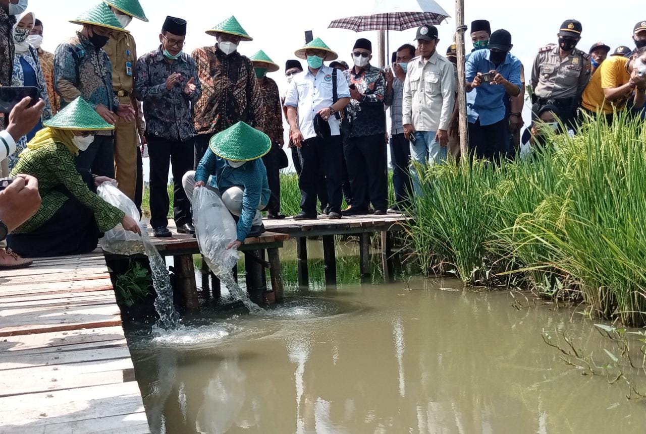 Gus AMI saat mengunjungi wisata buatan di Desa Kendalbulur, Kecamatan Boyolangu, Tulungagung, Senin (05/4/21).