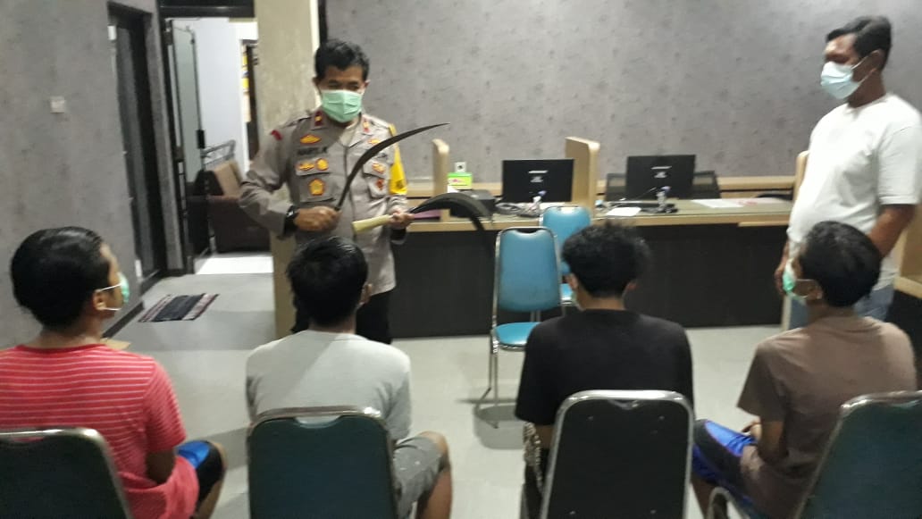 Kapolsek Asemrowo Kompol Hari Kurniawan menunjukkan barang bukti celurit dan empat tersangka.