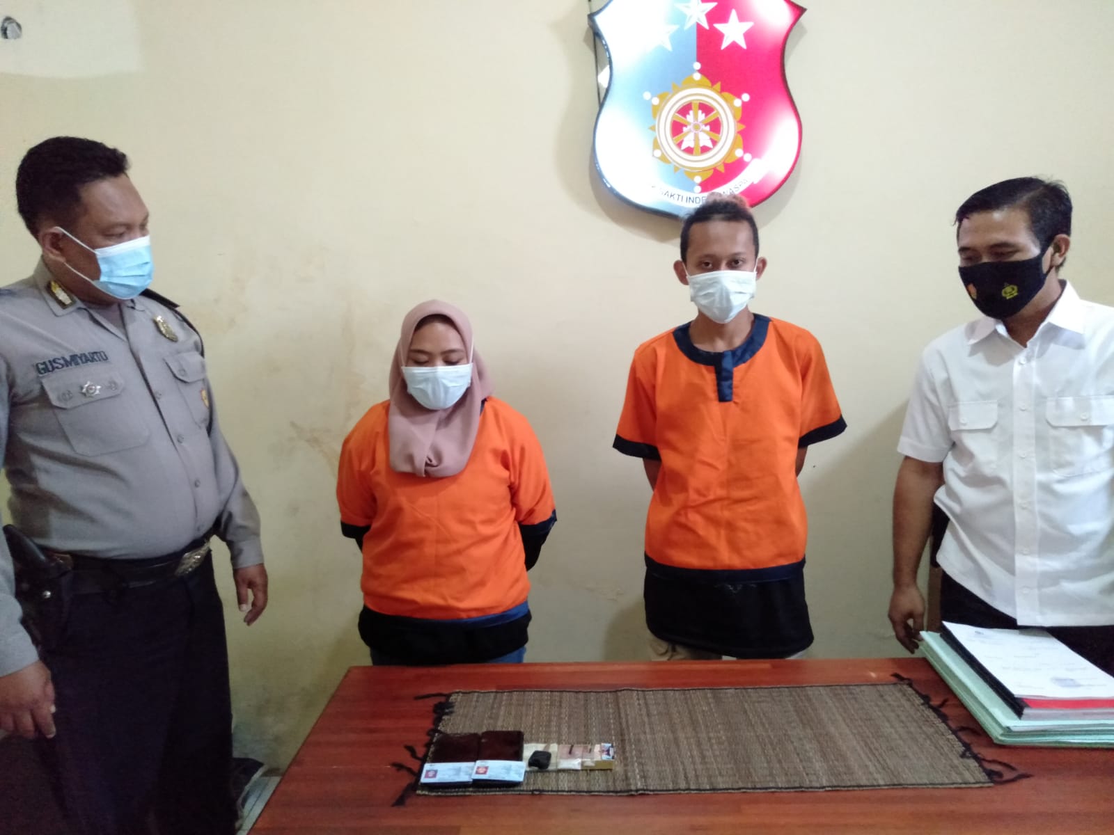 Pasangan kekasih Rifqi Robethoh Akbar (20) dan Putri Hardiyanti (22) saat ditangkap Satreskrim Polsek Bungah, Gresik, Selasa (6/4/2011). 