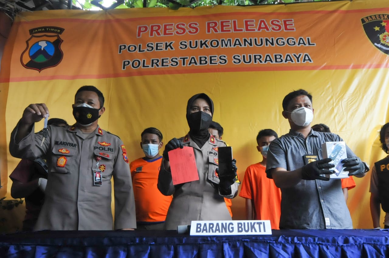 Polsek Sukomanunggal merilis kasus perampasan HP