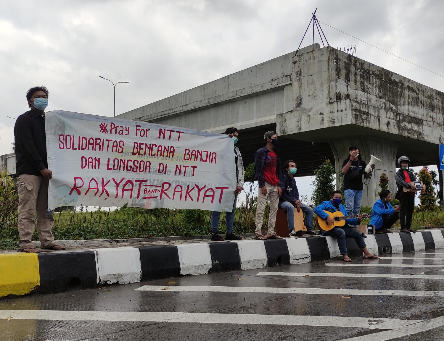 PMII Gresik melakukan aksi Galang dana untuk musibah banjir di NTT dan NTB, Rabu (7/4/2021).